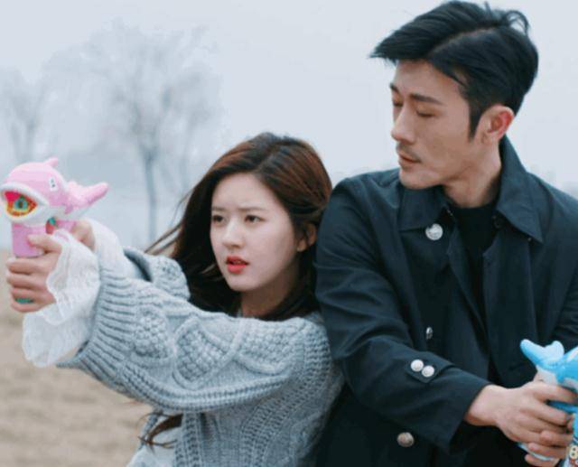 我喜欢你:林雨申公主抱赵露思,谁注意女方手放位置,只是朋友?