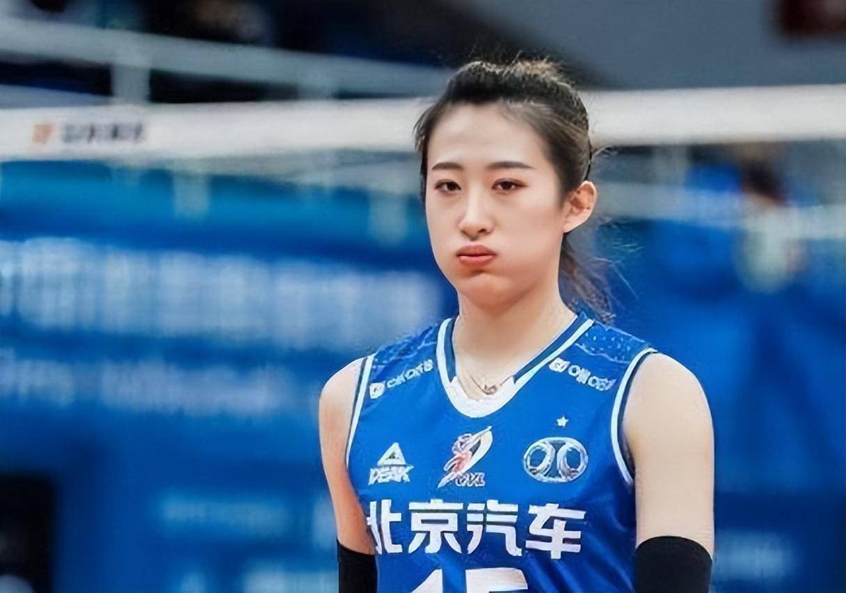 遗憾的是,雷海林并没有出现在北京女排新赛季的全家福中.