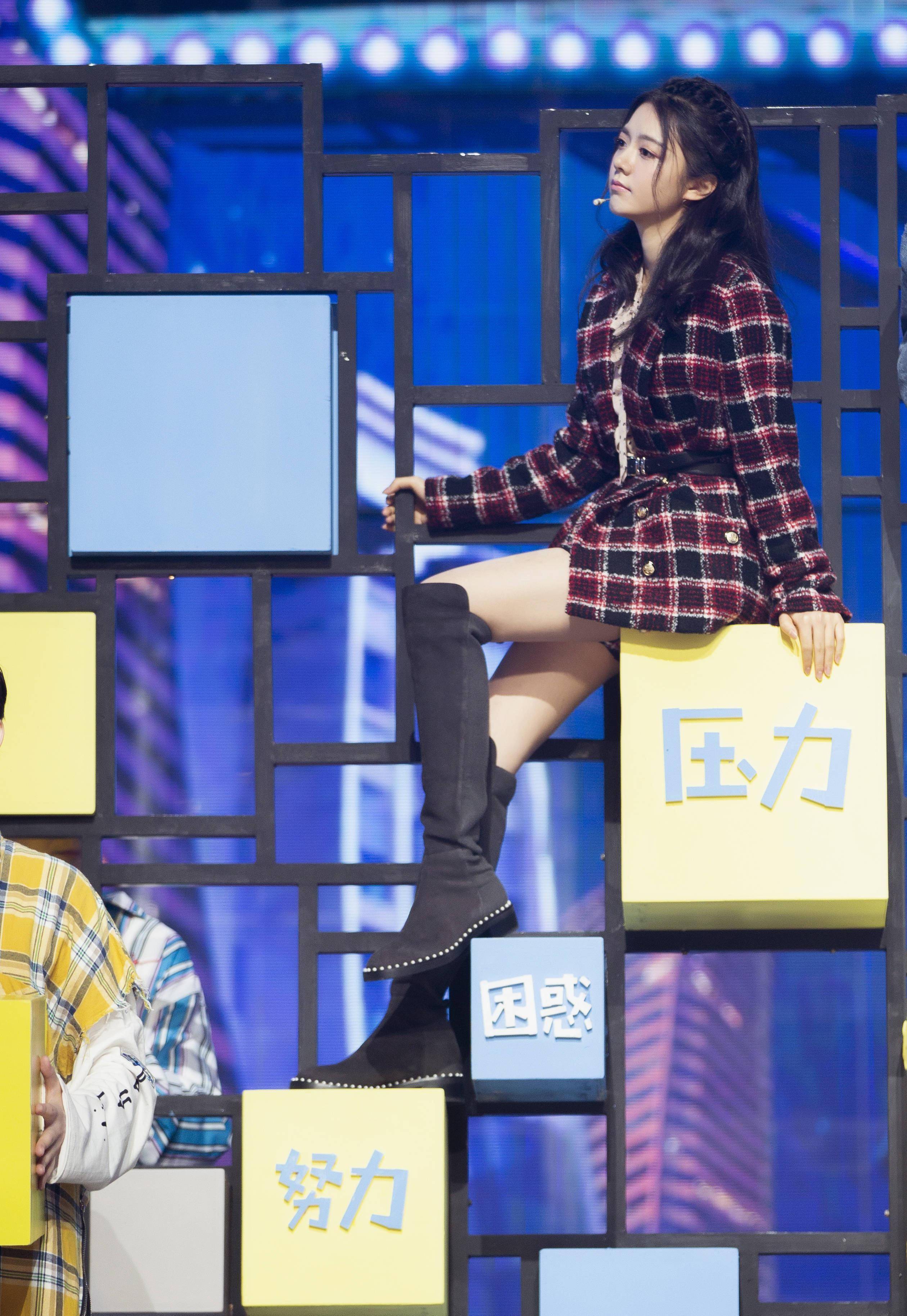 18岁的赵今麦,穿"jk"黑裙,捕捉午后阳光,尽显邻家少女姿态_女生_的