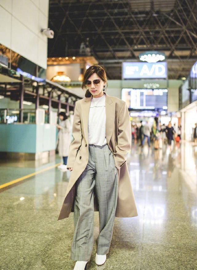 原创37岁陈嘉桦穿t恤 绿裙亮相,尽显优雅气质,网友:越来越有女人味