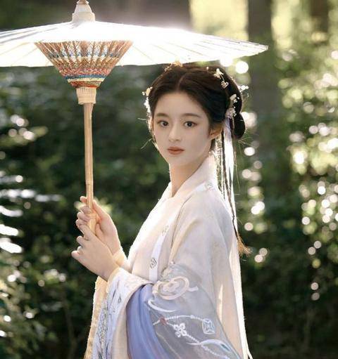 13岁的张籽沐出演17岁女主角,05后小花这么早就开始内卷了?