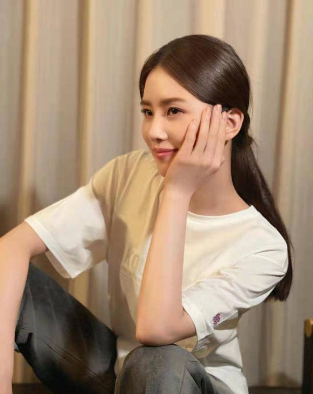 原创刘诗诗穿polo衫拍照片,既清纯又动人,仿佛是学生时代的校花_运动