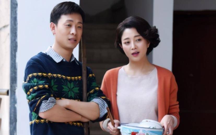 41岁"骆玉珠"殷桃,被男友当街踢屁股,身材丰腴貌似少女_赵达_男子