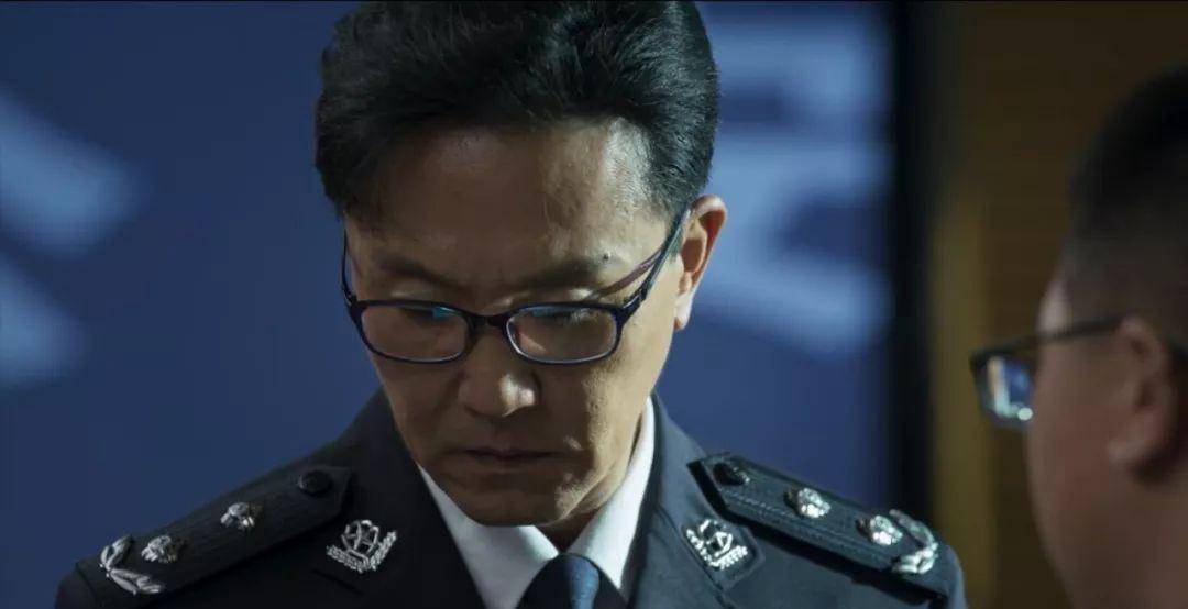 警号公安部000002,是副总警监,银色橄榄枝环绕银色国徽半周