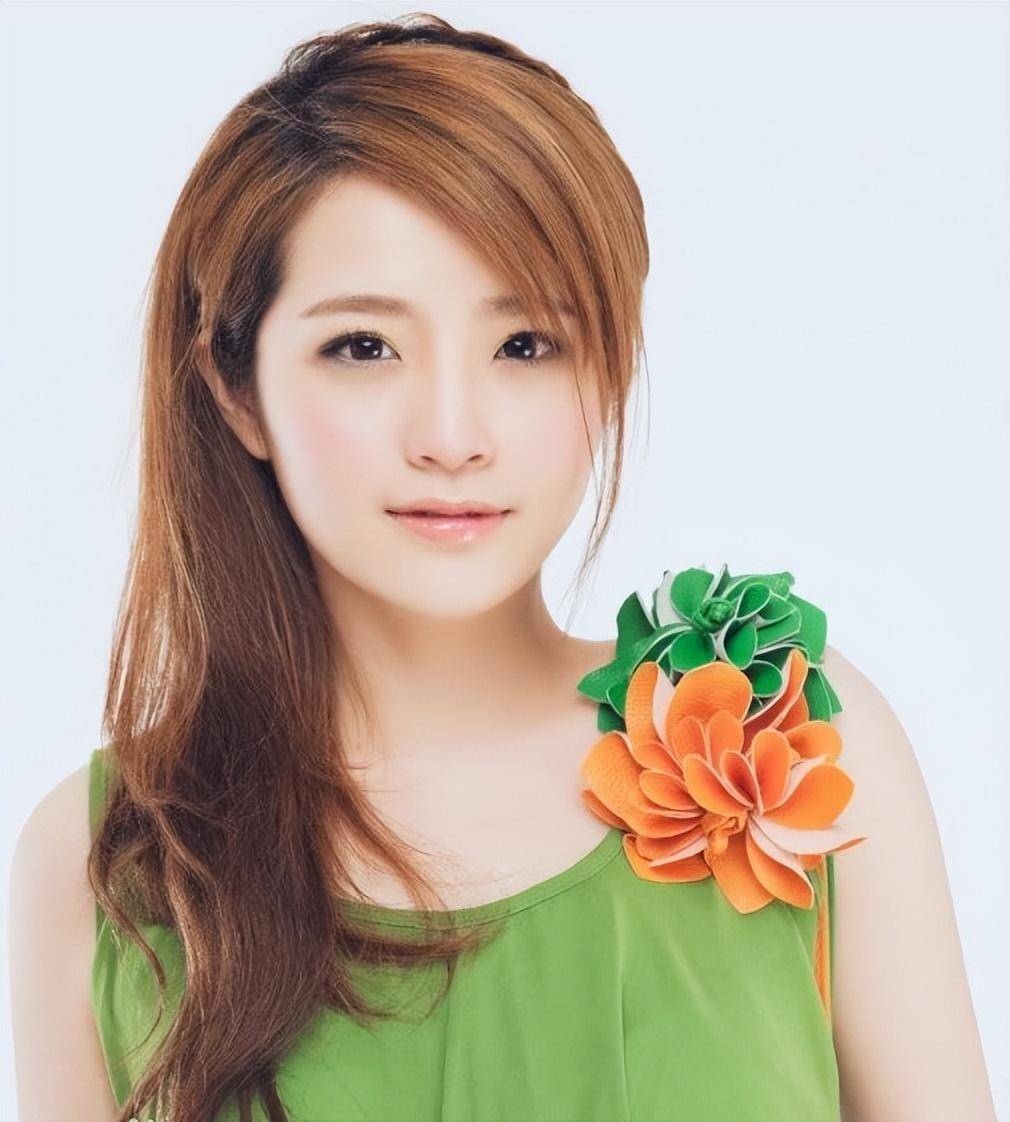 香香郑立拿出2000元积蓄,开始创业了.