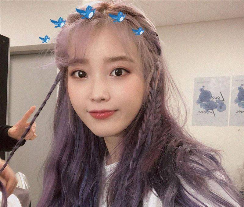 接着耳边传来一名男性的声音对她告白我爱你,又不停地抚摸她的头发