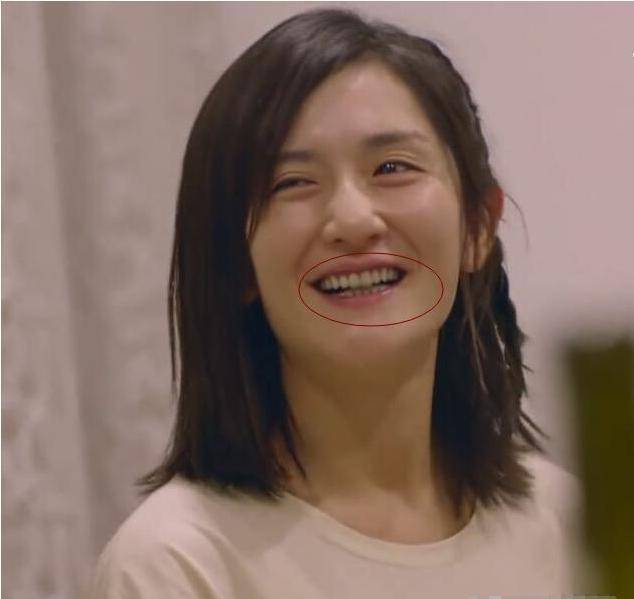 38岁谢娜被朋友关掉了美颜,近距离看清素颜的模样,太真实了!