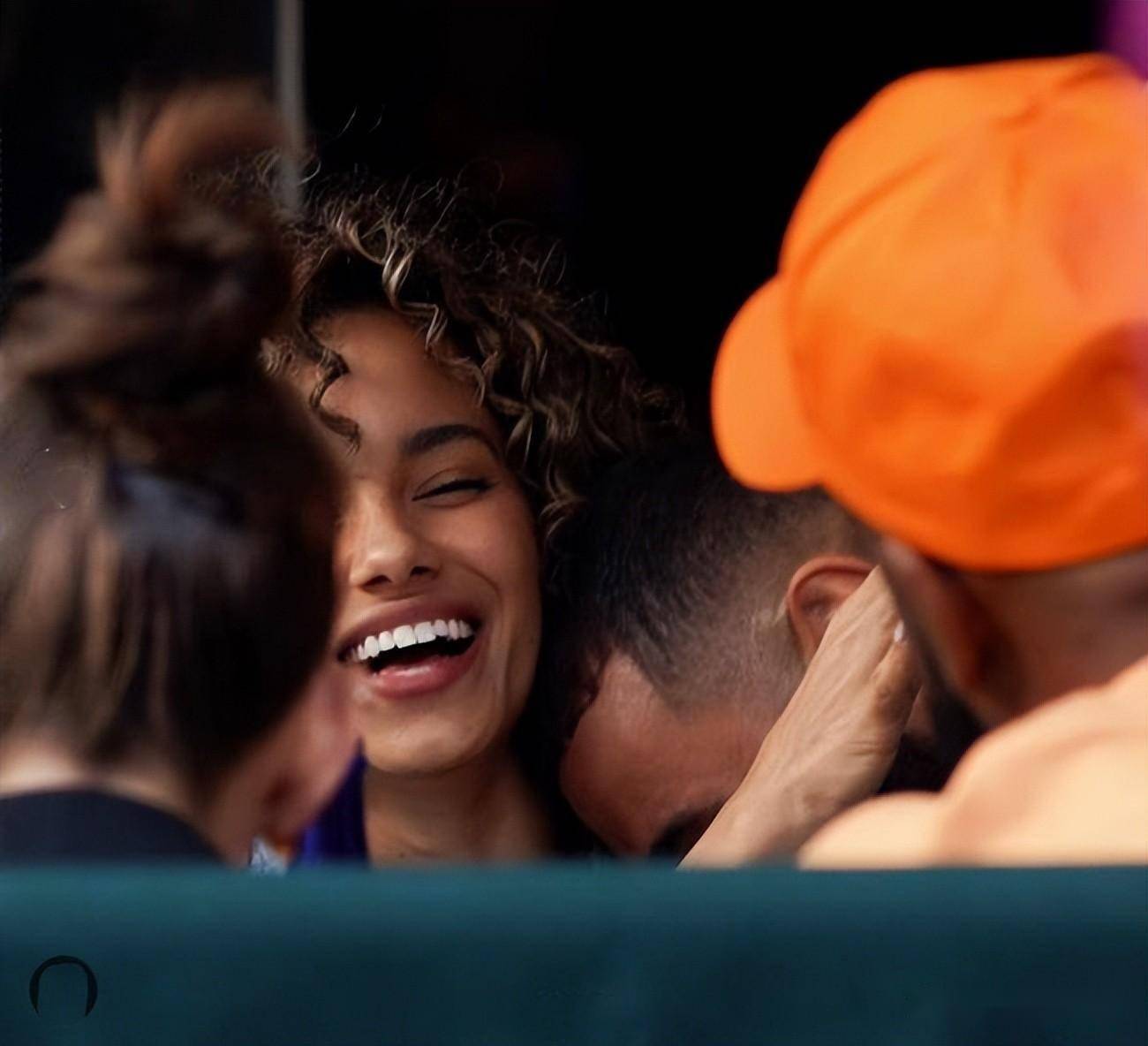 本泽马女友晒生日照,老婆未表态,金球巨星不为世界杯伤感_法国_祖娜