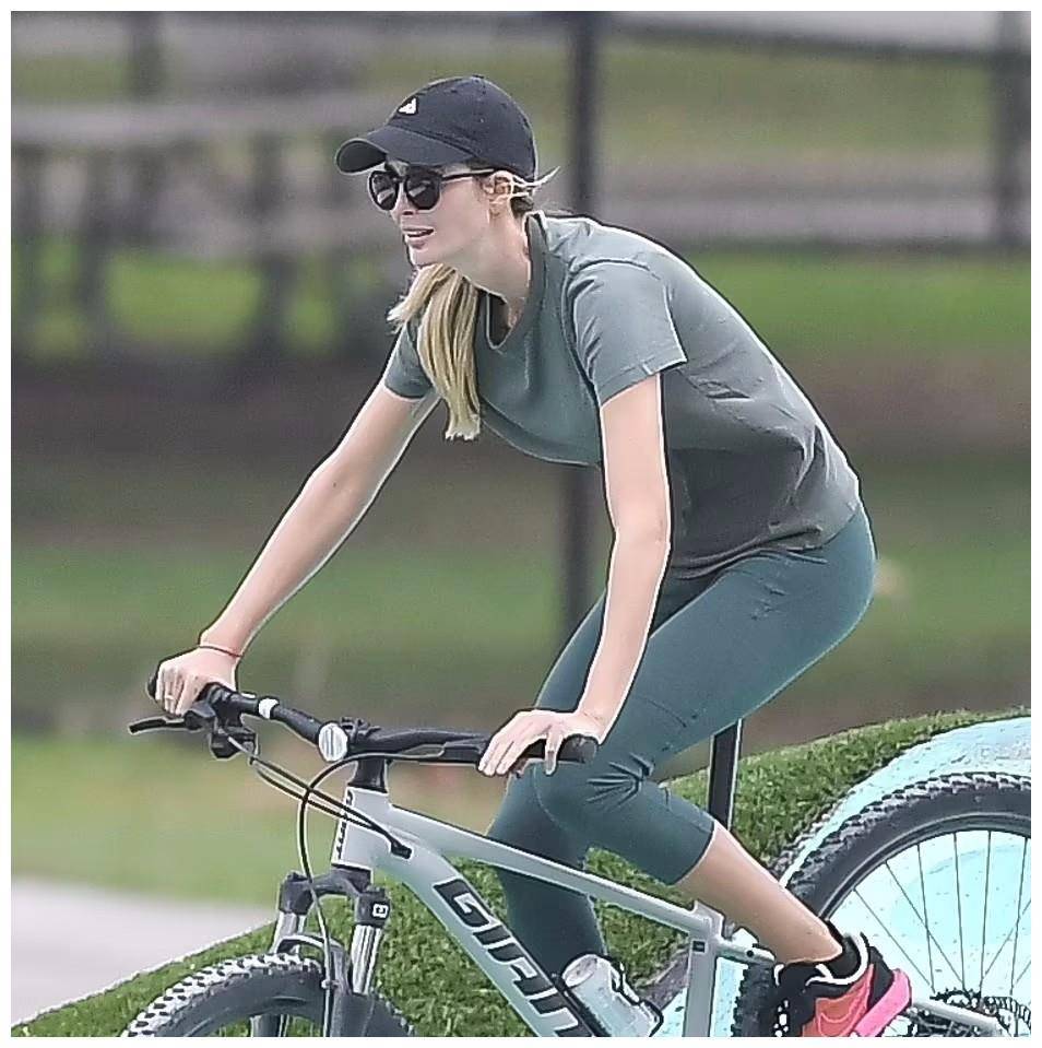 伊万卡带娃骑行太潇洒!