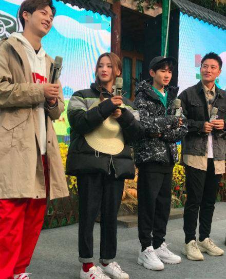 杨超越晒男友视角美照,王源本尊回应是他拍摄,我们都是互相拍_照片