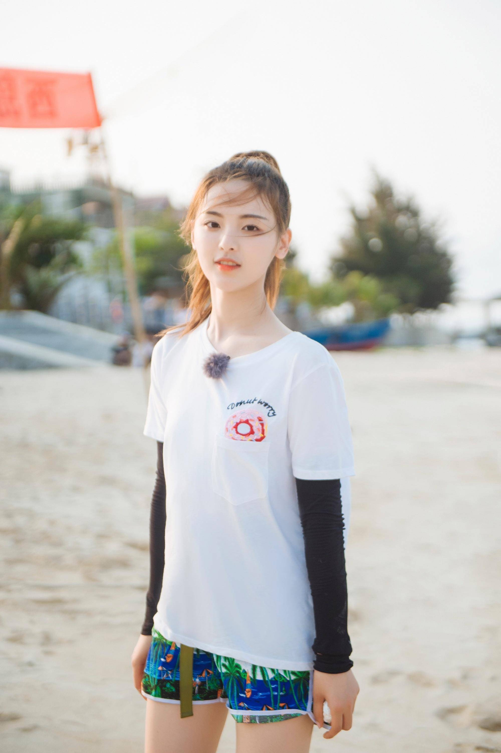 杨超越逆袭成小花旦,黑色收腰裙甜美妖娆,与孙俪友爱互动买房_妹妹