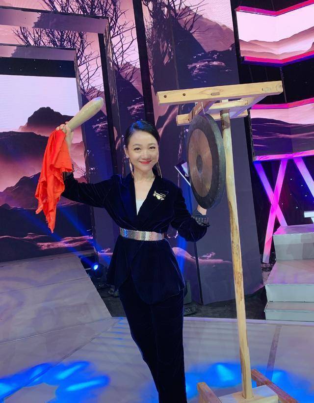 周群工作累到身体出现异常:上吐下泻,头疼欲裂,吃药都不管用_舞台