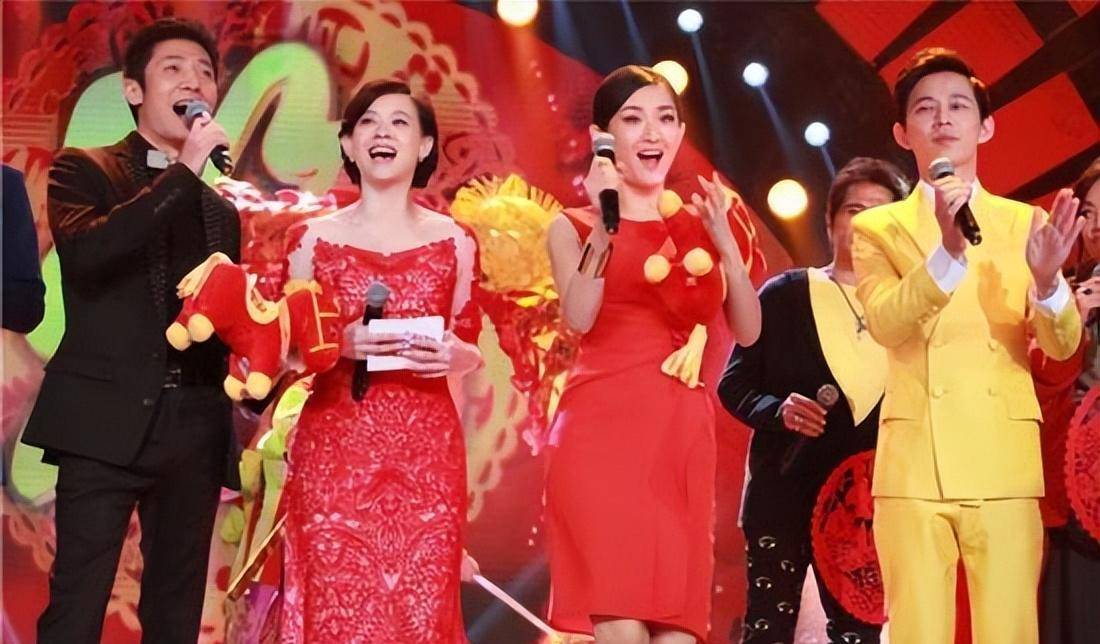 按理来说,撒贝宁和曾宝仪对于主持这种正式的节目会更有经验,但谢娜却