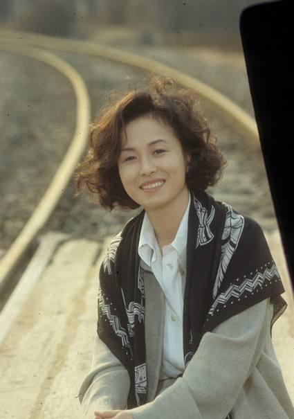 金美淑出席电影试映会 被誉为韩国国民妈妈 39岁结婚被宠成公主_男人