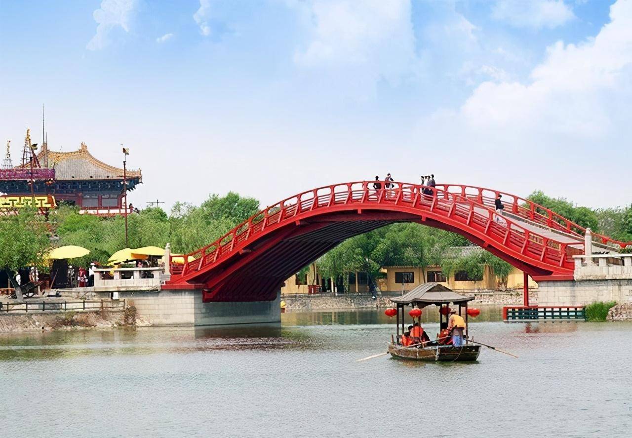 清明上河园景区很多,大多数是以送宋朝文化,加上开封的风土民俗,建筑