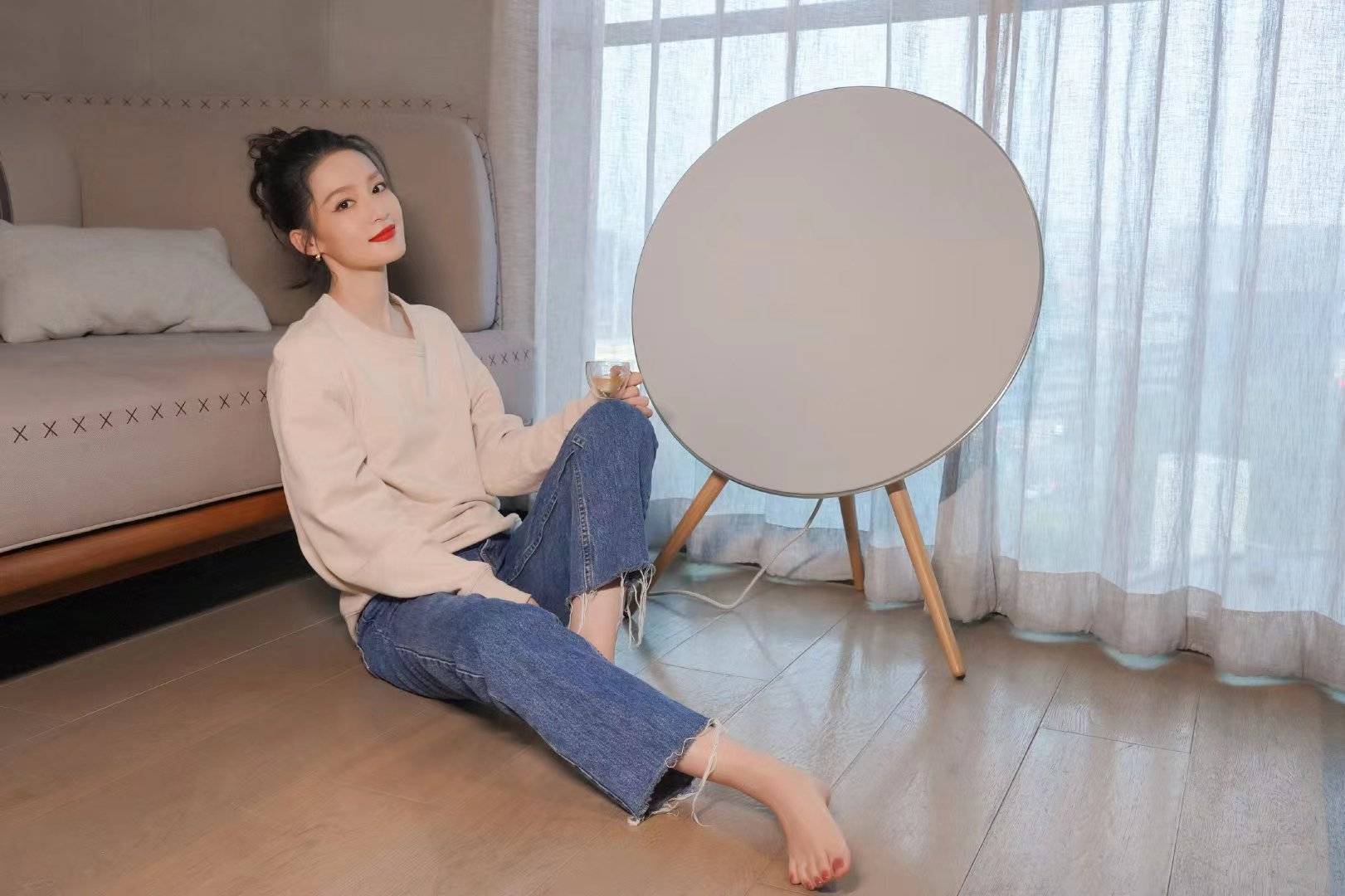 李沁穿毛衣配牛仔裤居家随拍,温婉随性,慵懒甜美