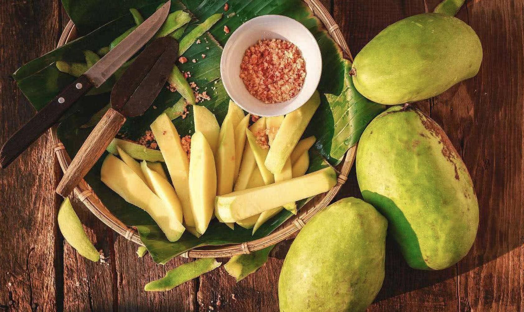 西瓜蘸盐,芒果蘸酱油,李子蘸辣椒盐,荔枝蘸酱油,牛油果蘸芥末酱,菠萝