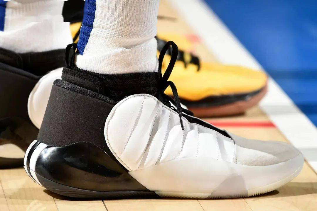 球鞋新鲜事:胡明轩的阿迪pe亮相!_广东队_哈登_史莱姆