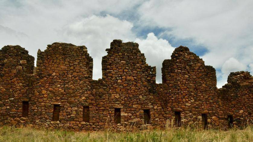 萨哈马火山盐湖边觅食的安第斯火烈鸟,高山之国50玻利维亚诺_卡拉耶塔