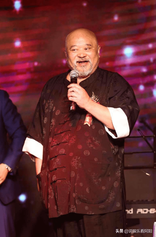 李琦,获奖无数,65岁开豪车与老婆秀恩爱,网友;人生赢家_观众们_小品