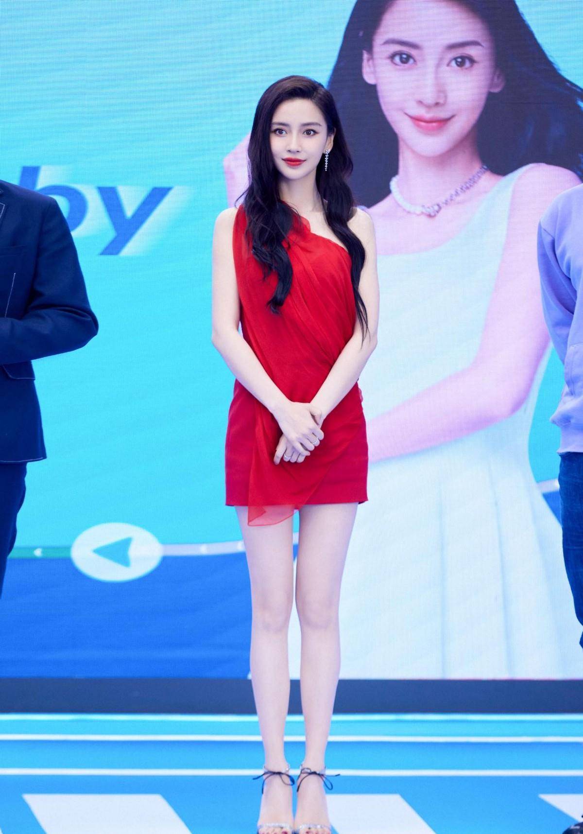 杨颖的国风造型太养眼了,减龄甜美像个学生,完全不像已经当妈的_裙子