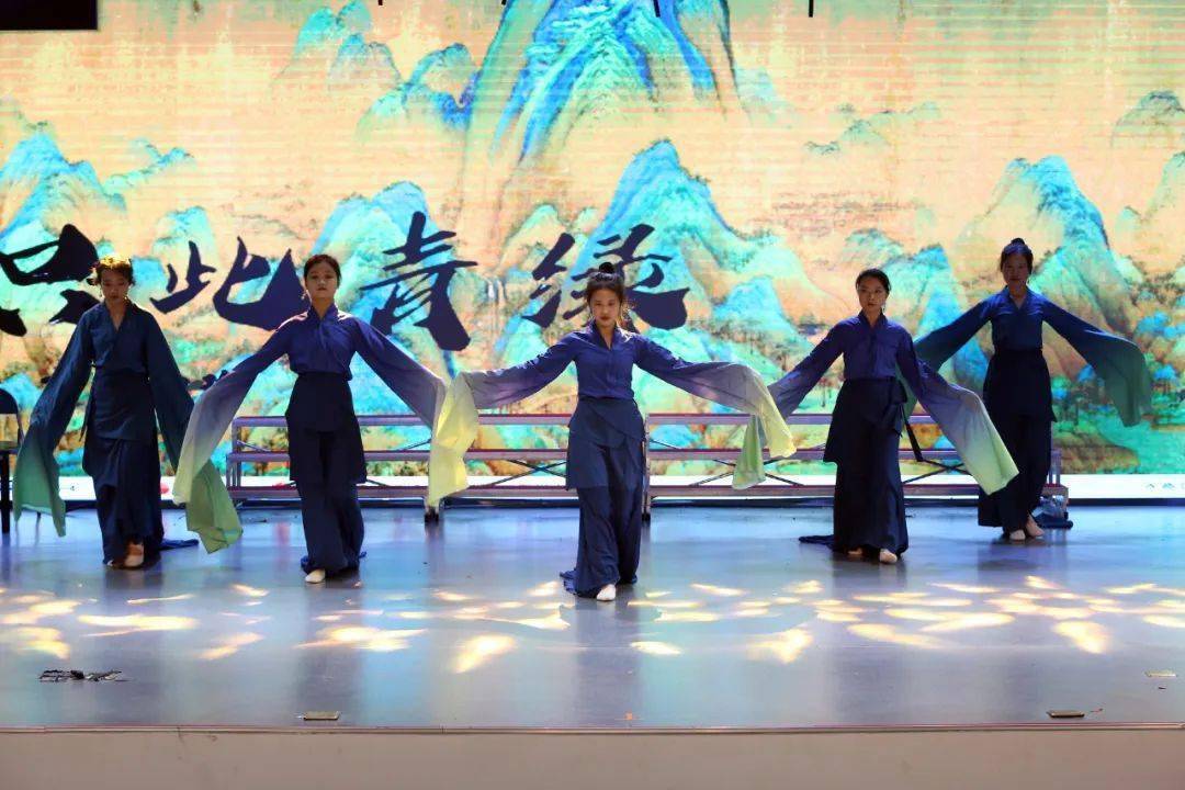 《兰亭序》这一经典歌曲,和声,间断的朗诵及舞蹈富于设计感
