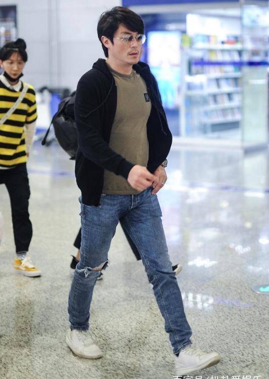 婚后的霍建华过得很幸福,被林心如养胖了,瞧这发福的身材,小肚腩尽显