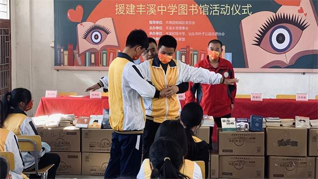 揭阳市炮台镇丰溪初级中学图管捐书仪式暨应急救援技能培训_公益_关爱