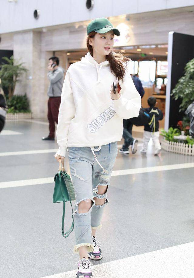 杨紫终于穿对了,白色卫衣配小脚裤简单又时髦,马丁靴更加分!