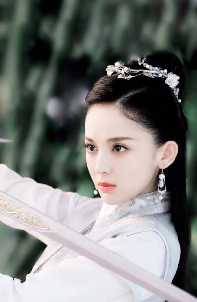 来康康有哪些好看的穿古装的明星大咖们吧~狭义上是指具有古代(民国