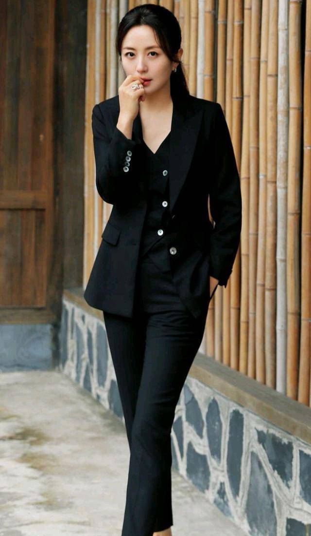 杨童舒,是什么成就了你的时尚之路?_西装_颜色_变化