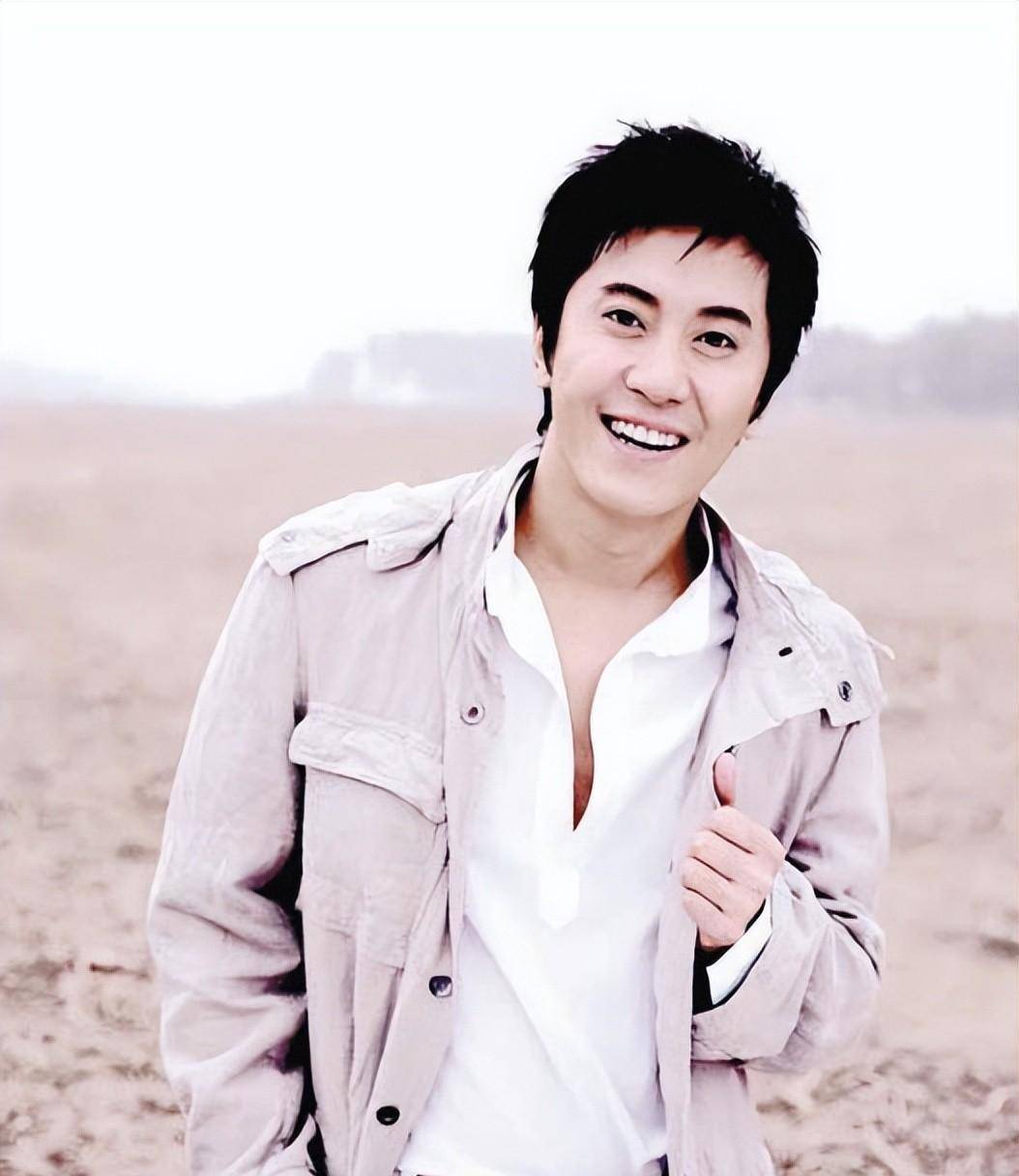 "四大歌王"之首,地位超越刘欢,却因为一次蹊跷的抢劫