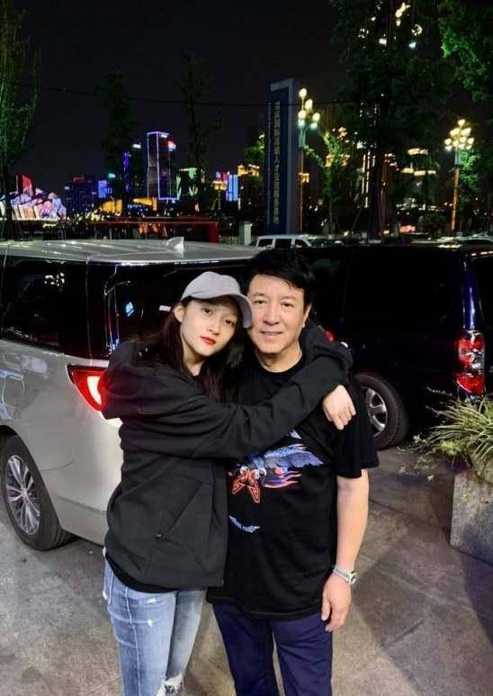 这一切似乎都可以证明姐姐关晓丹真的去世了,让人心寒的是关晓彤和