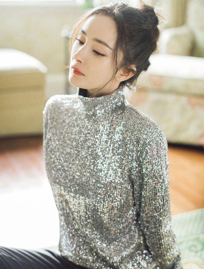 杨幂戴钻石口罩精致亮相,皮裤大长腿瞬间吸睛!