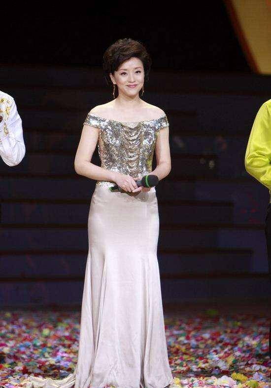 杨澜穿旗袍气质更加凸显,林心如在她身边像个丫鬟_裙子_色彩_显得