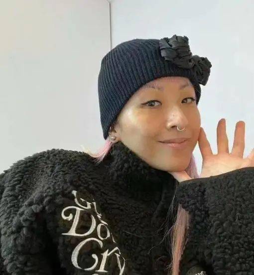 陈奕迅妻子出游晒照,脸色蜡黄状态差,一旁女孩身份成谜_徐濠萦_女儿