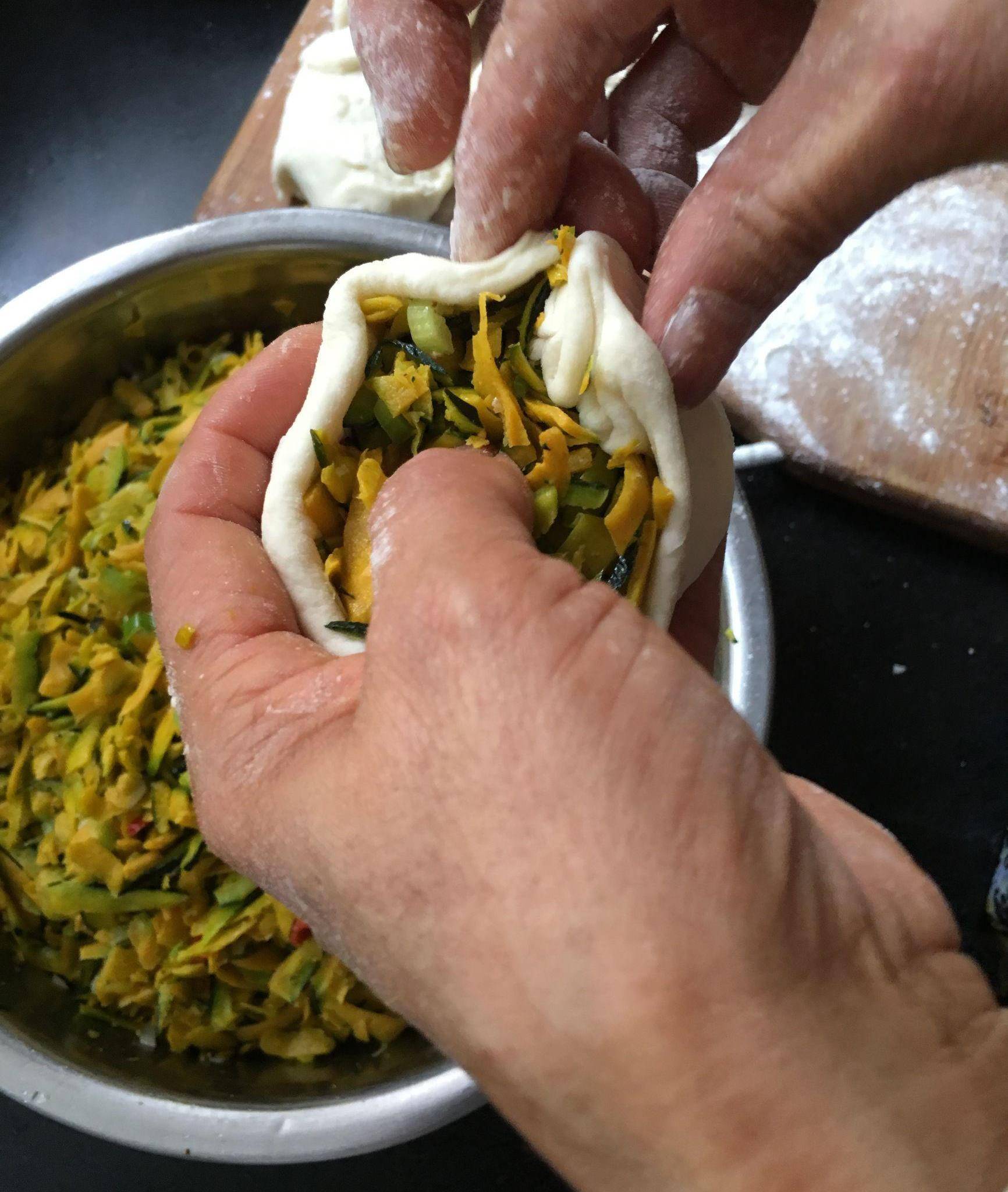 妈妈做的手工南瓜包子,蜜香可口,家人都爱吃_小苏打_老面_芝麻