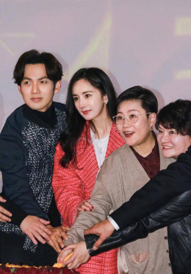 杨幂与大12岁钟汉良同框,未修图中脸浮肿法令纹明显比男神还老!