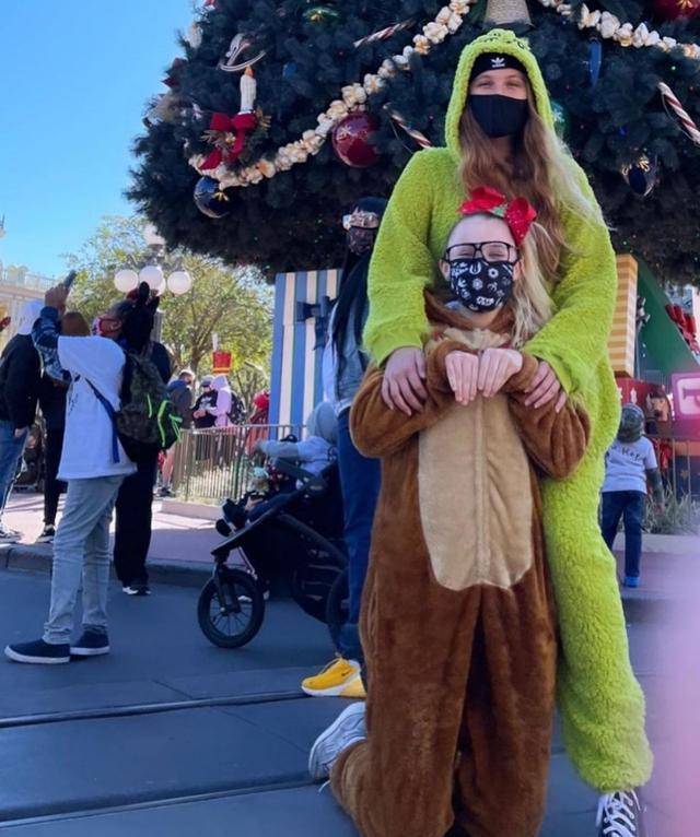 就连她的爱车也炫酷得不要不要的:芳龄17岁的社交明星josiealesia