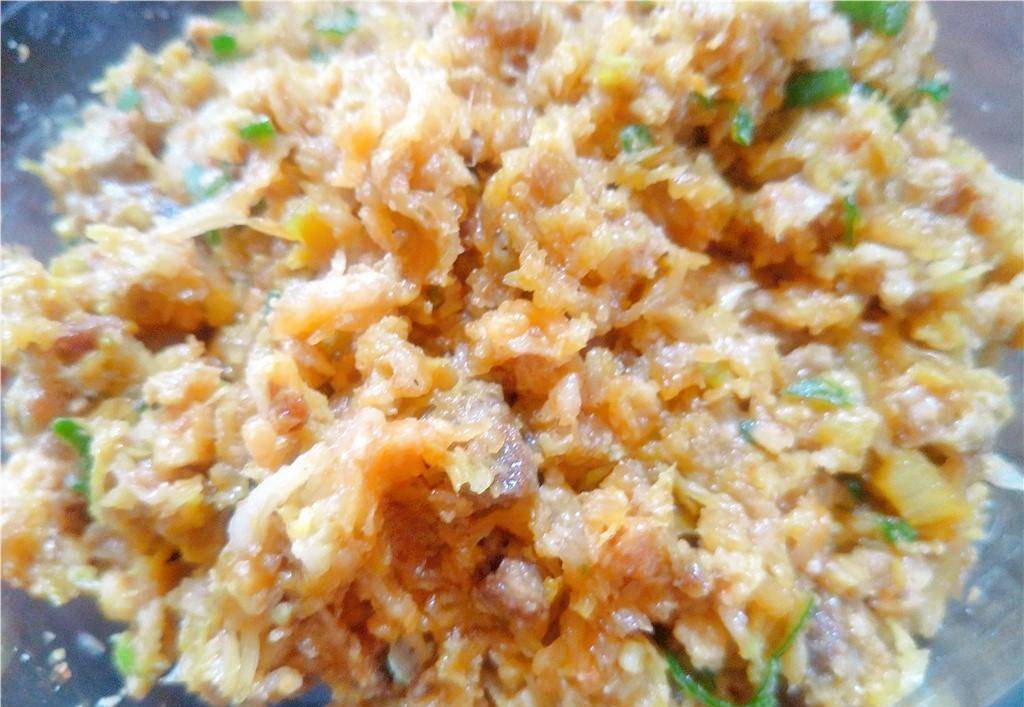 东北特色,酸菜油滋啦馅蒸饺,酸爽宜人,酥香满口,特好吃_饺子_土豆