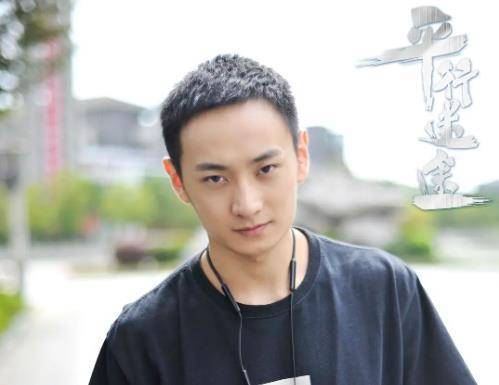 接着苏明离奇失踪,再见面时却已黑白殊途,心生罅隙的二人早已敌我难分