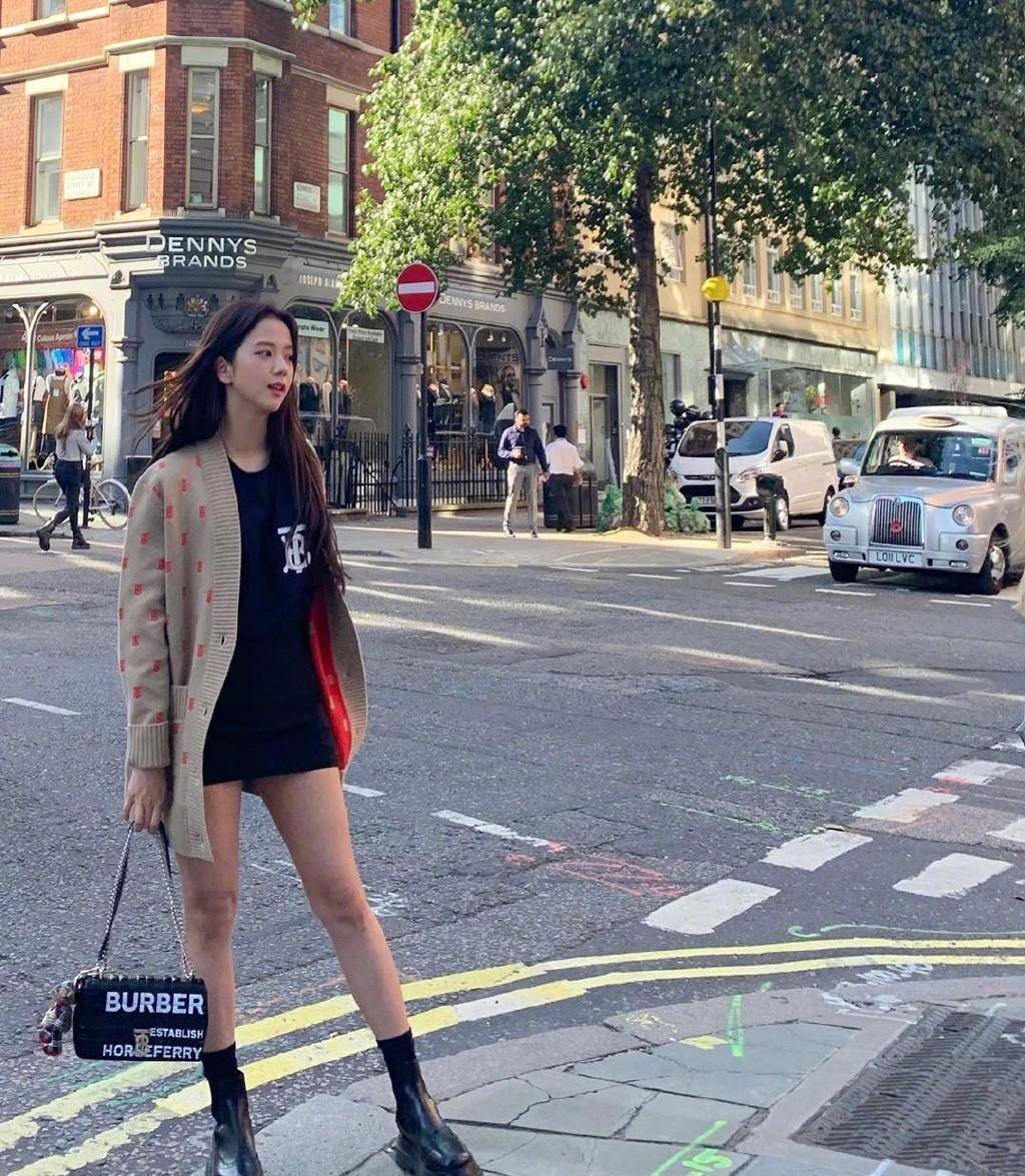 金智秀晒旅游库存照,穿粗呢连衣裙配大红色外套,阳光下明艳动人_短裙