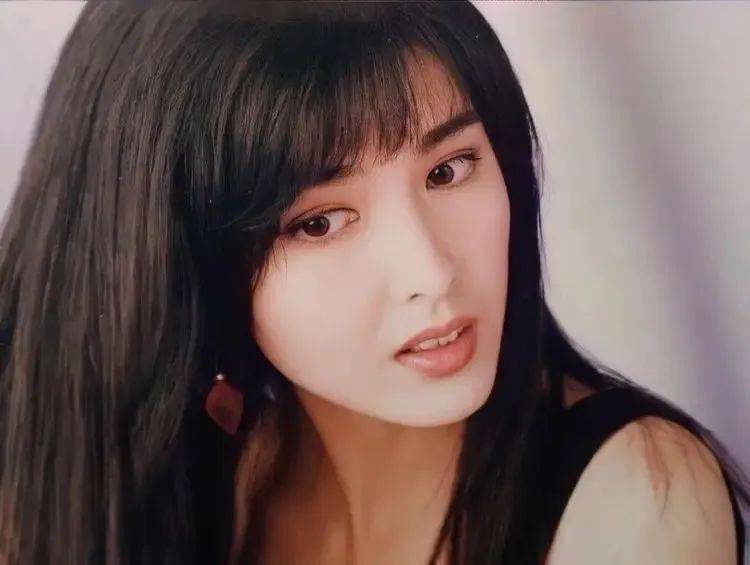 周慧敏作为一代玉女掌门人,她一直走青春甜美路线.