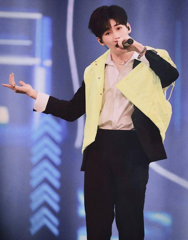 张真源综艺剧照释出,银白格子西装绅士有型,彰显绝佳少年感_look_时尚