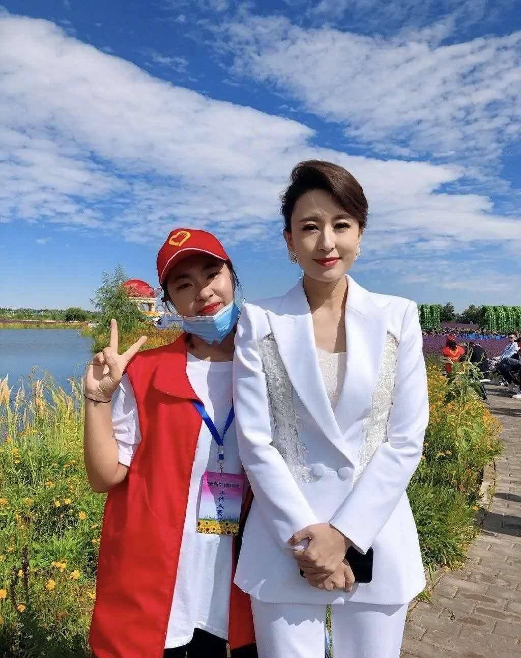 张蕾户外主持这样穿,纯白西服套装内搭打底衫,气质优雅太迷人_白色