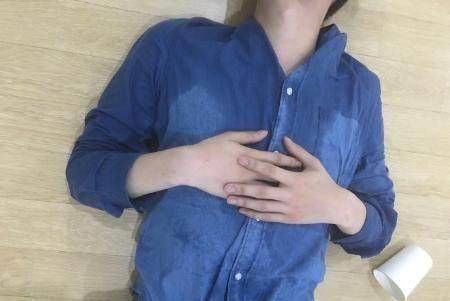张艺兴为了新专辑累的瘫倒在地惹心酸,双手捂着胸口却被批摆拍_鹿晗