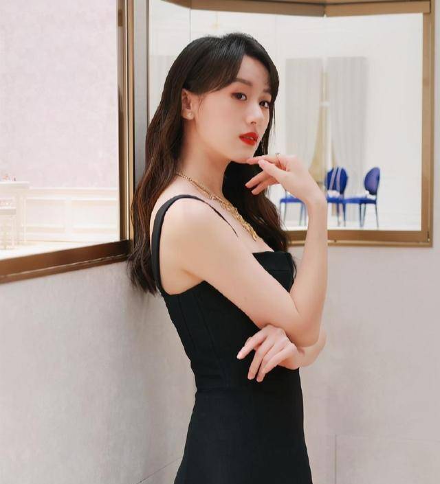 袁冰妍生图又上热搜,有谁注意到她肩膀的形状?