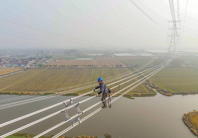 近期,在1000千伏特高压盱眙至泰州跨越在建阜溧高速公路兴化段线路