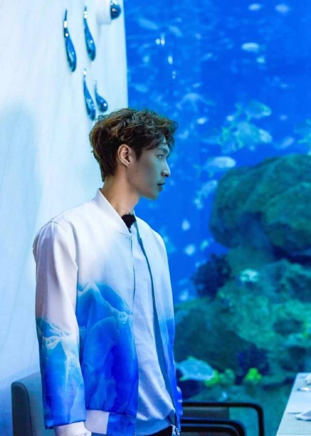 张艺兴简直是萌宠类男神!