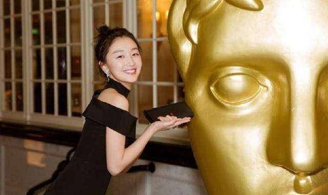 周冬雨捧起第三座影后奖杯,年仅28岁的她,为何会万般荣耀加身_演技